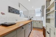 Desde el salón se accede al sótano, donde se encuentra la cocina de la vivienda. Con 7 metros, se trata de la estancia más larga de la casa. (Foto: <a href="http://www.winkworth.co.uk/properties/sales/goldhawk-road-shepherds-bush-w12/SHE121014" rel="nofollow noopener" target="_blank" data-ylk="slk:Winkworth;elm:context_link;itc:0;sec:content-canvas" class="link ">Winkworth</a>).