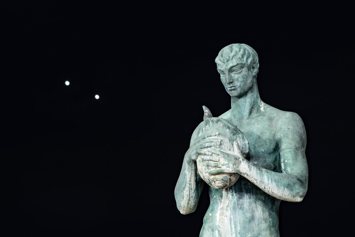 Venus y Júpiter detrás de la estatua LAquila, Italia (Foto: Lorenzo Di Cola/Nur Foto: via Getty Images)