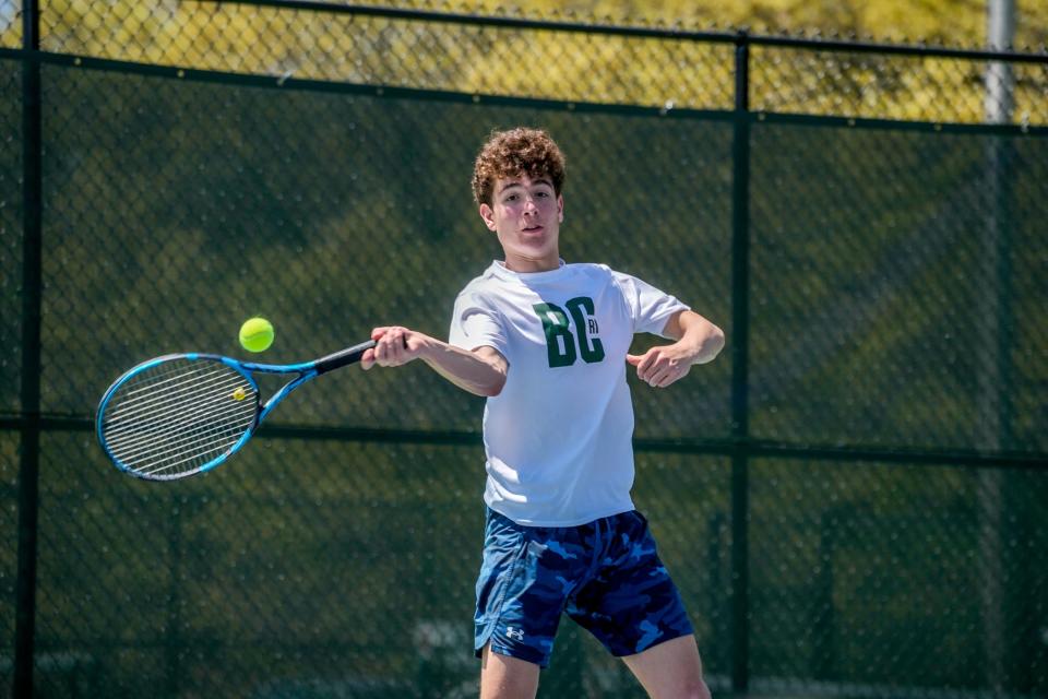 Camden DiChiara de Lincoln ganó dramáticos partidos de tres sets en las rondas de cuartos de final y semifinales del domingo para ganar su lugar en la final del Torneo Estatal de Individuales RIIL el viernes.