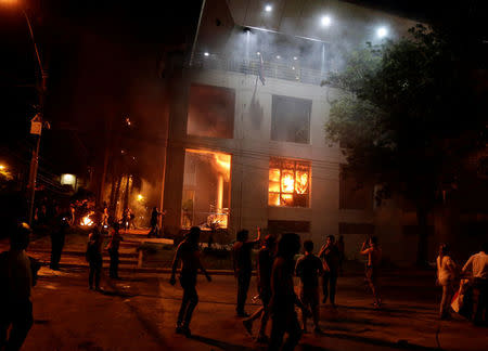 Protestors set fire to the Congress building during a demonstration against a possible change in the law to allow for presidential re-election in Asuncion, Paraguay, March 31, 2017. REUTERS/Jorge Adorno