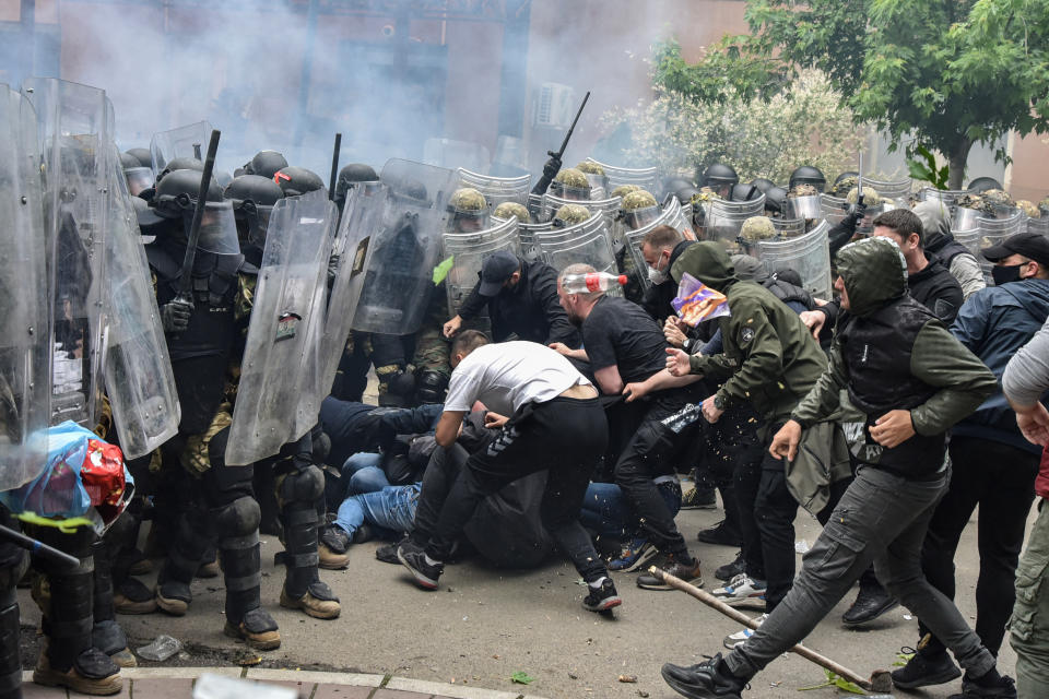 Immer wieder kommt es zu Zusammenstößen der NATO Kosovo Force (KFOR) mit den Demonstranten. (Bild: REUTERS/Laura Hasani)