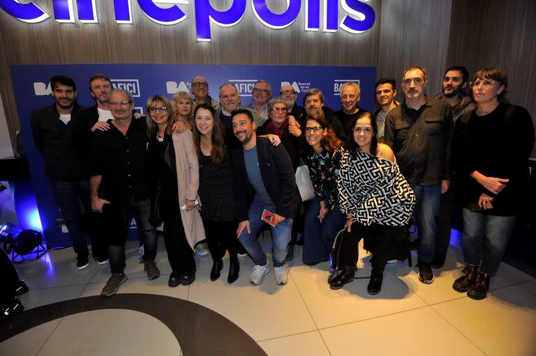 Los presentes en el estreno de Leyenda feroz: el equipo de ayer y hoy posaron juntos para los flashes