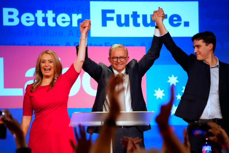 ▲澳洲工黨領袖艾班尼斯（Anthony Albanese）與他的伴侶海登、兒子奈森一同慶祝勝選。（圖／美聯社）