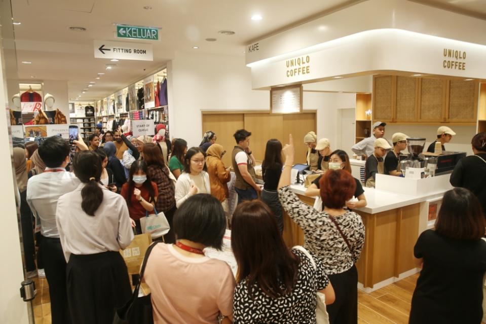 The coffee kiosk is a hit with those who queued for their fresh brew. — Picture by Choo Choy May