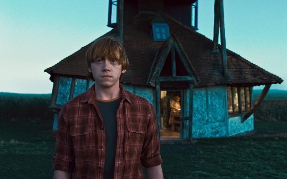 <p>Und der Dritte im Bunde? Natürlich Ron Weasley, Harry Potters bester Freund. Auf die Frage, was er von seiner "Harry Potter"-Gage kaufen wolle, antwortete Kinderdarsteller Rupert Grint nach dem ersten Film "einen Eiswagen". Jahre später erfüllte er sich diesen Traum tatsächlich, arbeitet heute aber trotzdem nicht als Eisverkäufer. (Bild: Warner Bros.)</p> 