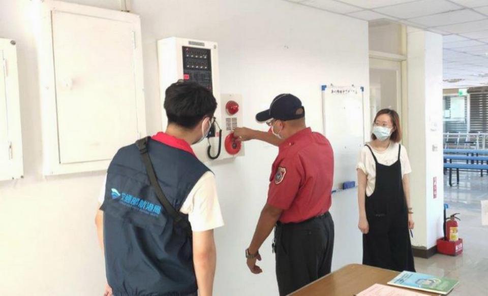 航港局加強檢查海運客運場站消防警鈴，把關公共安全。（記者陳金龍攝）