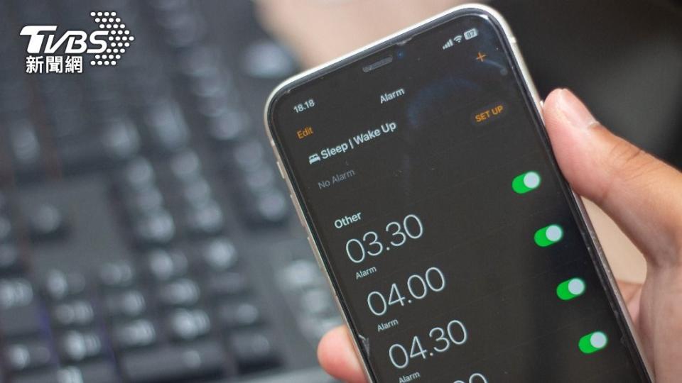 儘管半夜自動關機的災情不會對日常生活造成太大困擾，但有部分用戶卻因此錯過鬧鐘。（示意圖／shutterstock達志影像）