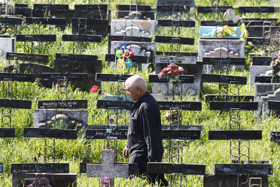 <p>Am „Internationalen Tag der Verschwundenen“ läuft ein Mann zwischen den Gräbern des Hauptfriedhofs in Santiago de Chile entlang und gedenkt der Opfer der chilenischen Militärdiktatur. (Bild: Rodrigo Sáenz/Agencia Uno/dpa) </p>