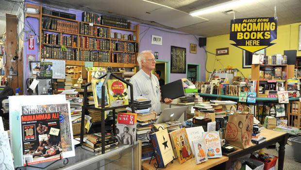 They're turning off the lights Friday and Saturday evening at the Chamblin Bookmine.