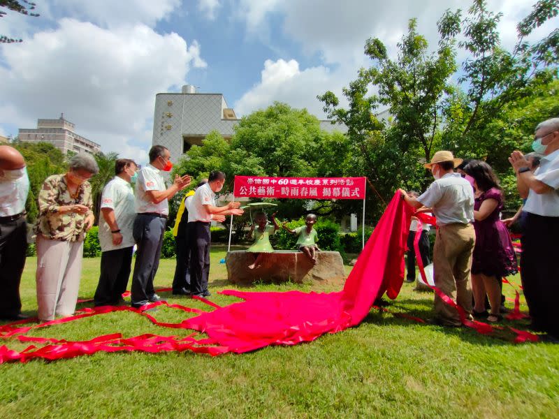 ▲中市崇倫國中60歲，市議員何文海號召校友特別捐贈「時雨春風」公共藝術銅雕揭幕(圖／柳榮俊攝2021.7.29)