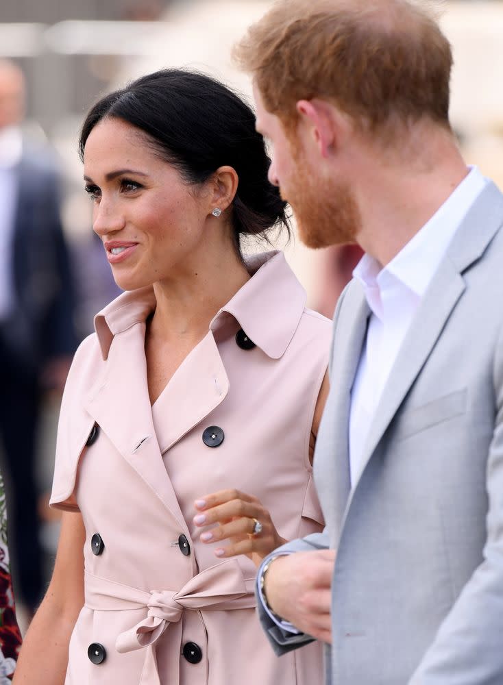 <p>Harry también lució muy veraniego y en coordinación con su esposa con una chaqueta gris clara, camisa blanca y kakis. </p>