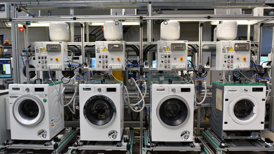 Waschmaschinen werden im Bosch Siemens Hausgeräte-Werk produziert.