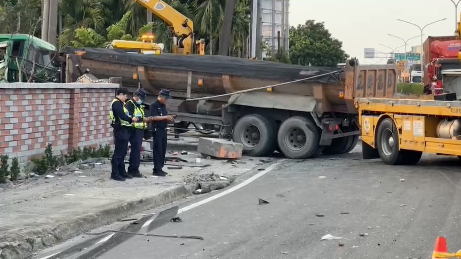 砂石車閃自摔騎士失控衝對向　撞貨櫃車、民宅圍牆！駕駛亡