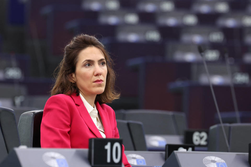 Valérie Hayer photographiée dans l’hémicycle du Parlement européen le 12 mars.