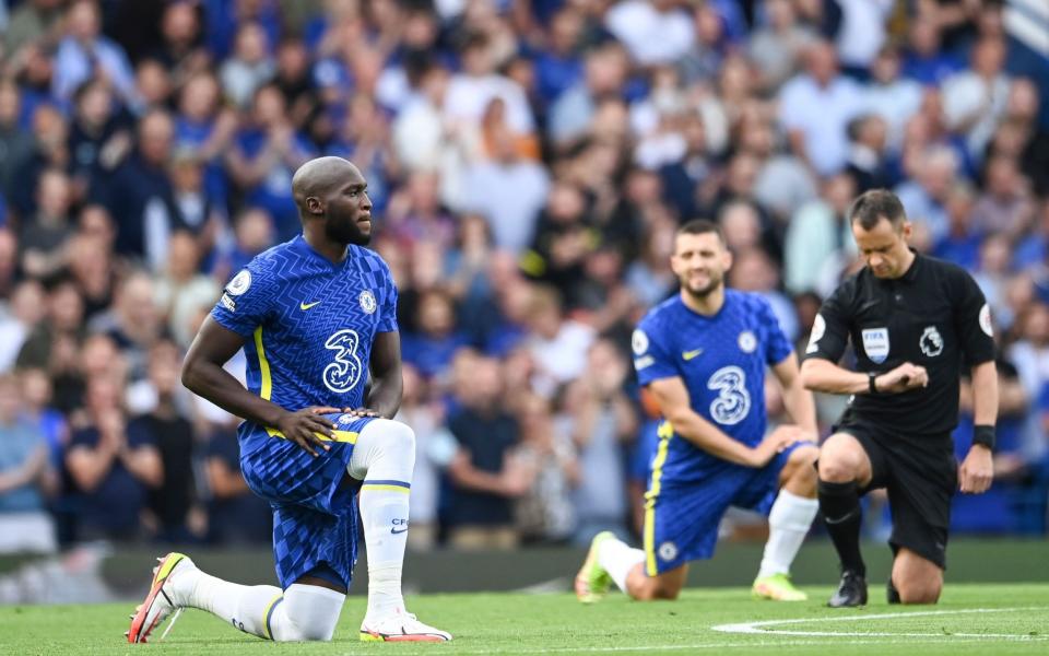 Romelu Lukaku takes the knee - Shuttershock