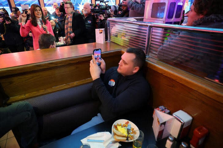 Foto del lunes de la aspirante Republicana a la presidencia Nikki Haley en campaña en el Drake Diner en Des Moines, Iowa