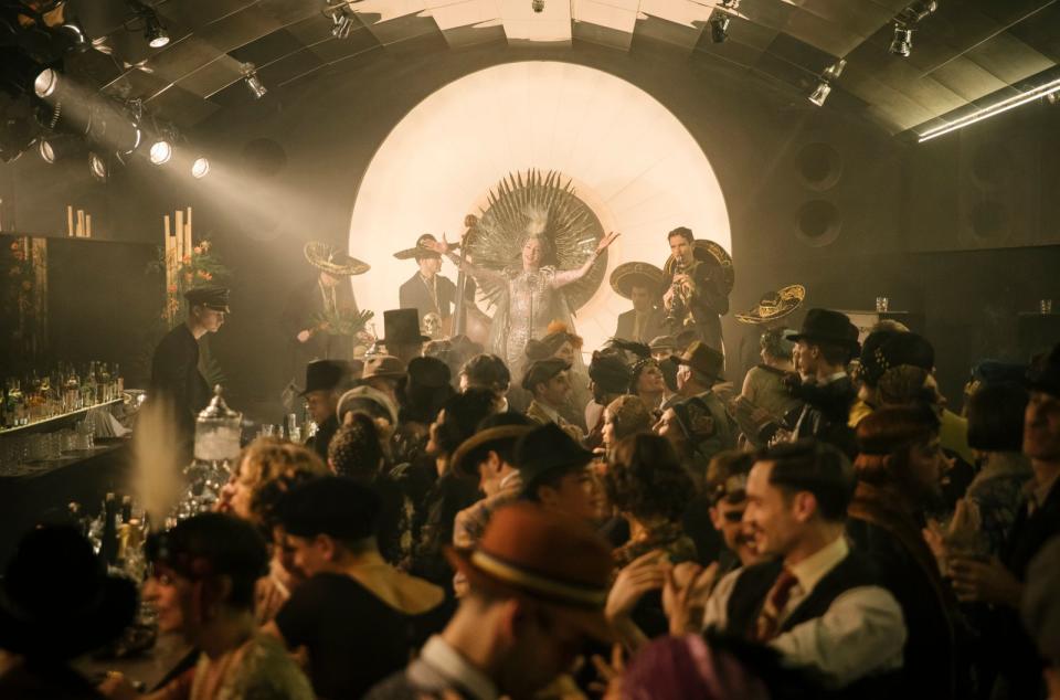 40 Millionen Euro ließen sich ARD und Sky die ersten beiden Staffel ihres Gemeinschaftswerks "Babylon Berlin" kosten. Ein finanzieller Kraftakt, der sich rechnete. Denn das 20er-Jahre-Gesellschaftspanorama mit Volker Bruch als Kriminalkommissar ist international begehrt: In über 90 Länder wurde "Babylon Berlin" inzwischen verkauft, in USA läuft die Serie bei Streaming-Primus Netflix. (Bild: Frédéric Batier/X Filme Creative Pool/ARD Degeto/WDR/Sky/Beta Film 2019,)