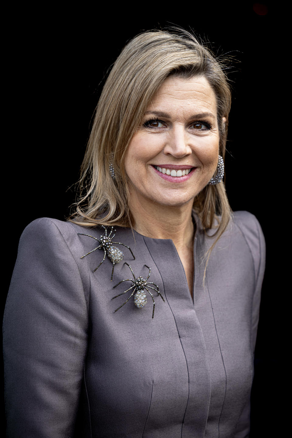 Maxima setzte bei einem kürzlichen Termin auf zwei große Spinnenbroschen (Bild: Patrick van Katwijk/Getty Images)