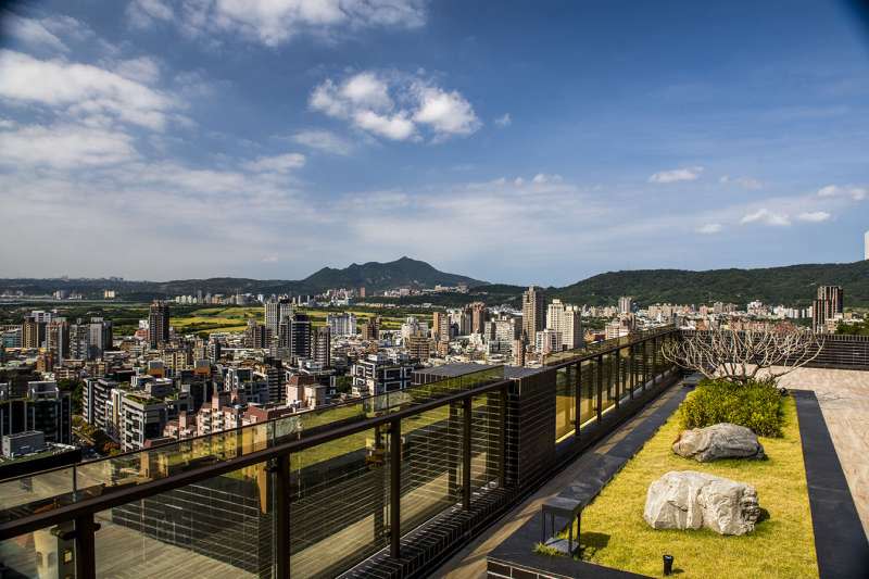 頂樓景觀花園可遠眺市景、商圈、關渡平原等美景。（圖/富比士地產王提供）