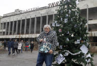 L'albero è stato installato nell'ambito di una campagna voluta dall'Associazione dei tour operator di Chernobyl. Ad addobbarlo sono stati gli ex residenti della cittadina, che hanno portato anche loro decorazioni. (Photo by STR/NurPhoto via Getty Images)