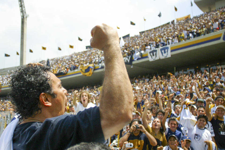 Hugo Sánchez celebrando un titulo junto a la afición de Pumas. (Francisco Estrada/Jam Media/Getty Images)