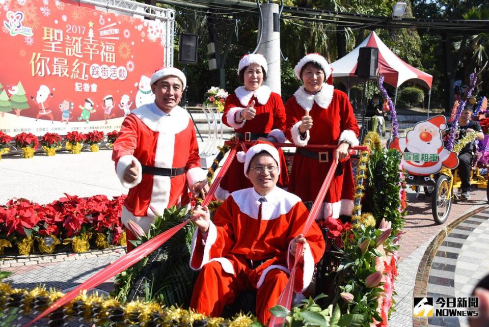 ▲聖誕花車為踩街活動暖場。（圖／記者陳雅芳攝，2017.12.11）