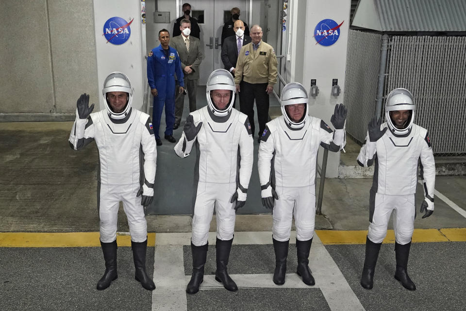 De izquierda a derecha, el cosmonauta ruso Andrei Fedyaev, los astronautas de la NASA Warren Hoburg y Stephen Bowen y el astronauta de Emiratos Árabes Unidos Sultan al-Neyadi posan para una foto tras salir del edificio de Comprobación y Operaciones para ir a la plataforma de lanzamiento 39-A el miércoles 1 de marzo de 2023 en el Centro Espacial Kennedy en Cabo Cañaveral, Florida. Una nave de SpaceX despegó el jueves con los cuatro astronautas camino de la Estación Espacial Internacional. (AP Foto/John Raoux)