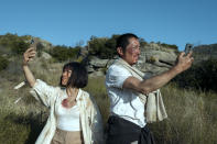 En esta imagen proporcionada por Netflix, Ali Wong, izquierda, y Steven Yeun en una escena de "Beef". (Andrew Cooper/Netflix vía AP)
