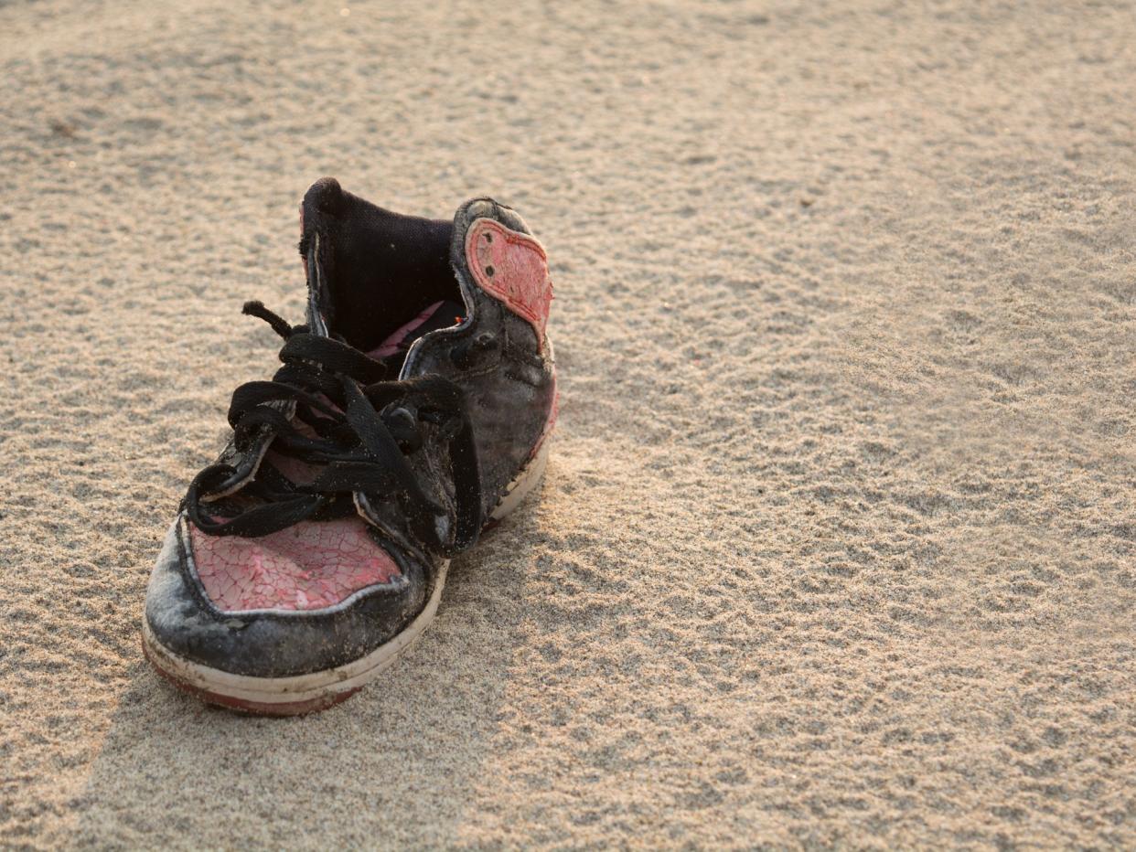 Older shoes that the owner does not use, then throw it away, the water flows to the river and then beach to the atmosphere. , Causing pollution And make the attractions are not beautiful.