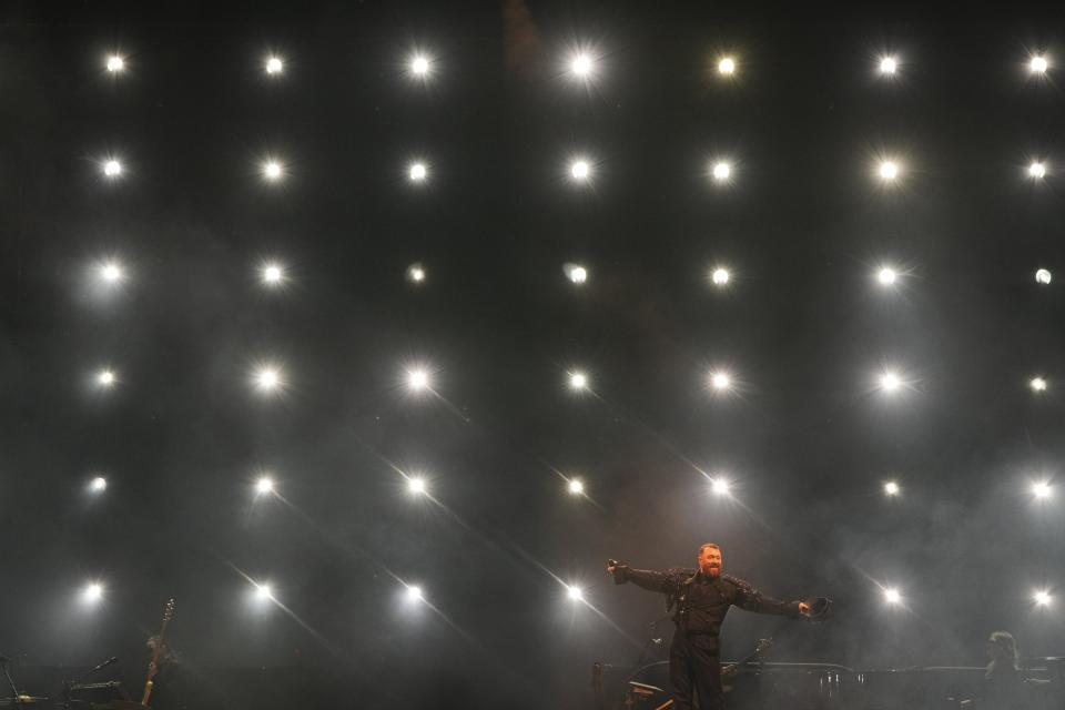 Sam Smith de Inglaterra durante su concierto en el Festival Tecate Emblema en la Ciudad de México el viernes 17 de mayo de 2024. (Foto AP/Fernando Llano)