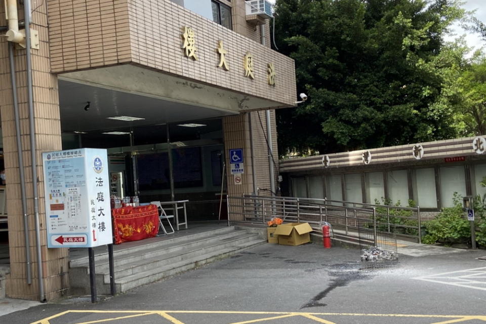 錯抓路人當通緝犯上銬　三重員警判刑5月 295