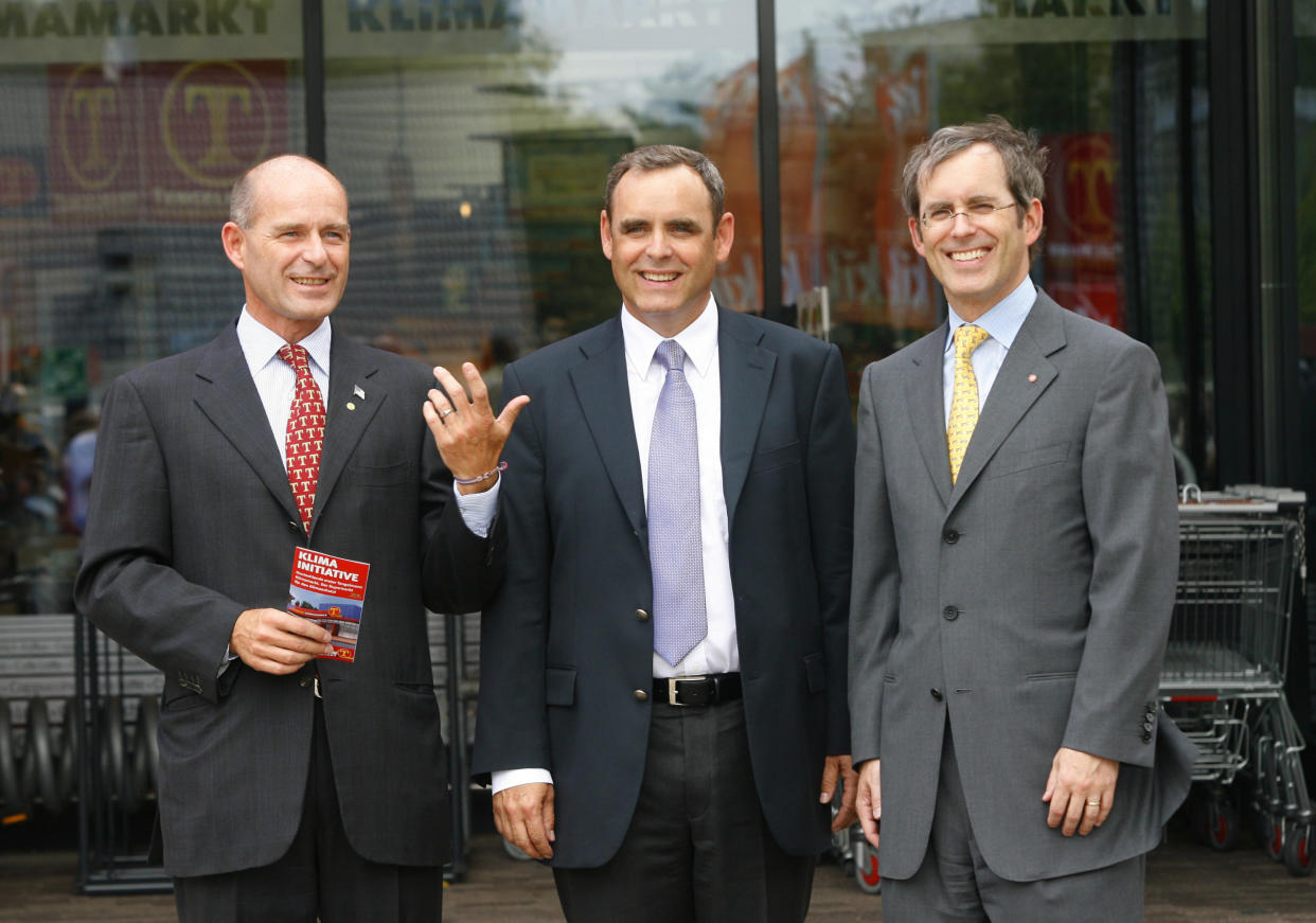 Die Tengelmann-Brüder: Karl-Erivan Haub (links), Georg Haub (mittig) und Christian Haub (rechts) - Copyright: picture-alliance/ dpa | Roland Weihrauch