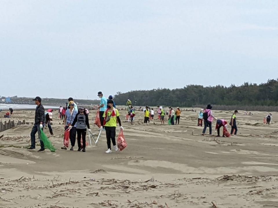 嘉義縣環保局結合海岸認養單位，在布袋鎮好美里辦理春季淨灘。（記者張誼攝）