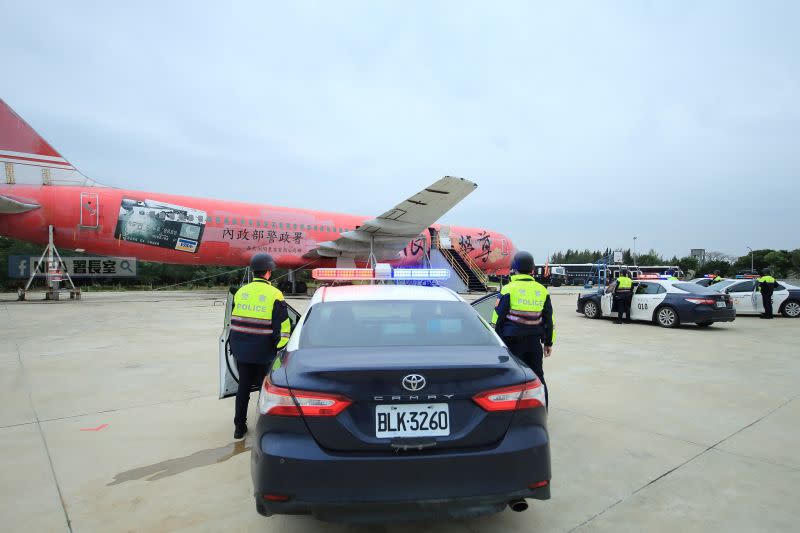 ▲警政署在新屋反恐中心辦理無劇本反恐演練，以遠航除役客機演練反劫機。(圖／臉書NPA署長室)