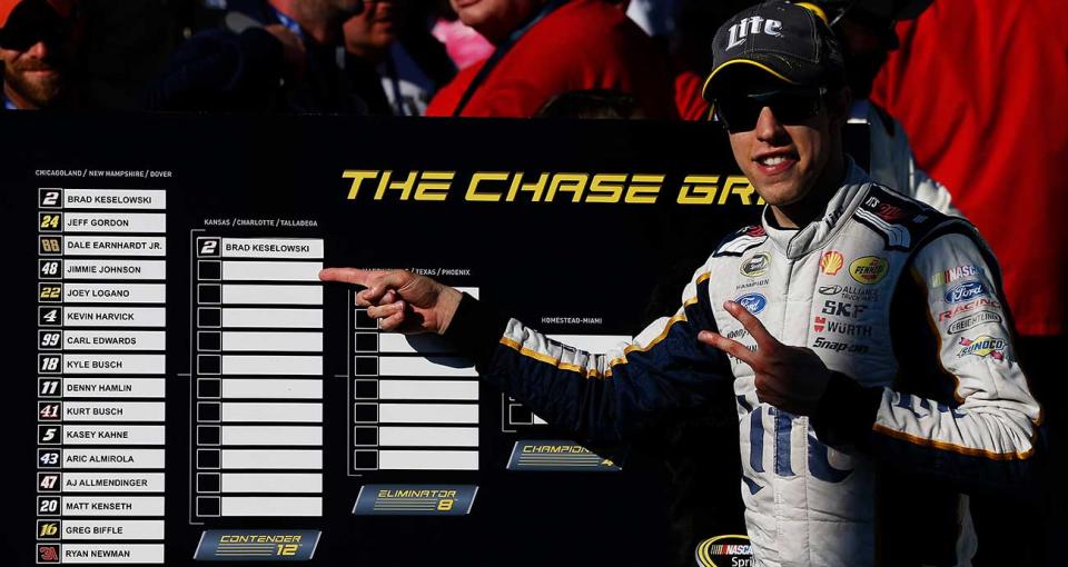 Brad Keselowski apunta a la parrilla del Chase en Victory Lane en Chicagoland Speedway.