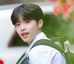 《PRODUCE X 101》的首個C為孫東杓從出場開始就憑藉可愛魅力吸睛，更是大膽調侃國民製作人李棟旭「我在勾引你」，羞得出道多年的李棟旭都紅了臉。