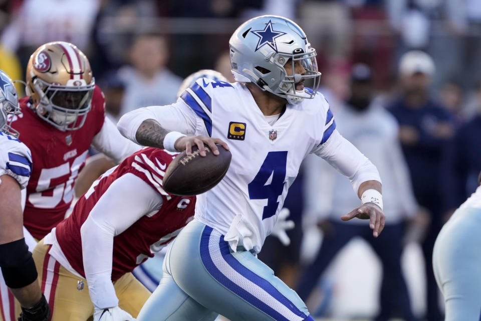 O quarterback do Dallas Cowboys, Dak Prescott (4), joga contra o San Francisco 49ers durante um jogo de futebol do playoff da rodada divisional em Santa Clara, Califórnia, domingo, 22 de janeiro de 2023. (AP Photo/Tony Avelar)