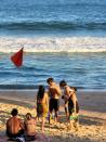 <p>Jesuíta Barbosa curtiu a segunda-feira (15) na praia com namorado e amigos (Foto: Daniel Delmiro / AgNews)</p> 