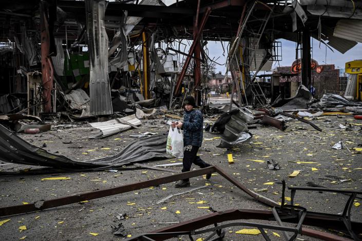 A child evacuates the city of Irpin, Ukraine