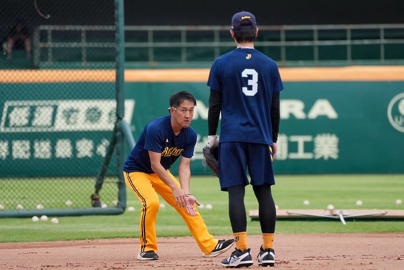 平野惠一賽前指導楊祥禾守備。（圖／記者黃以信攝）