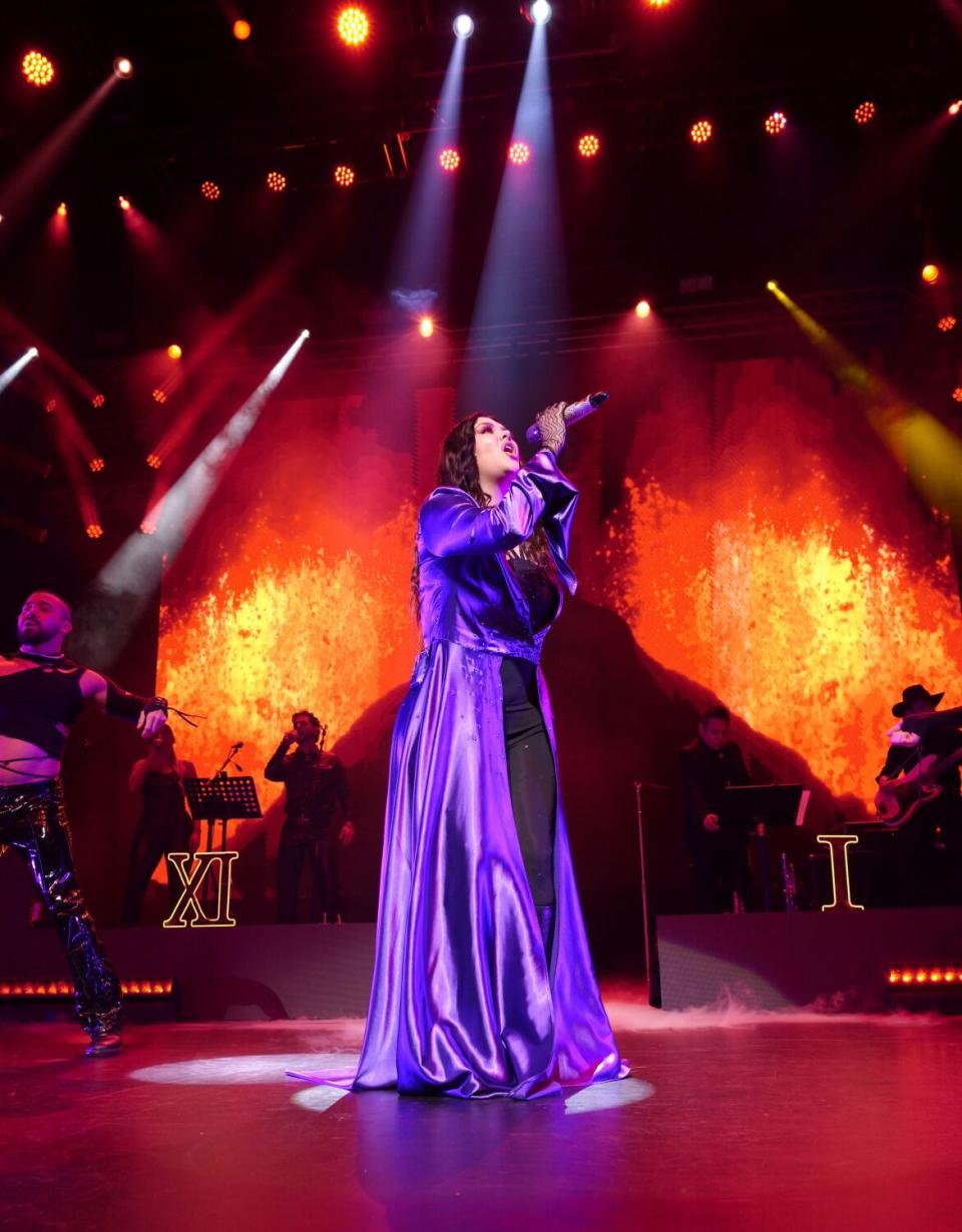 Yuridia durante su presentación en el Youtube Theater de Inglewood