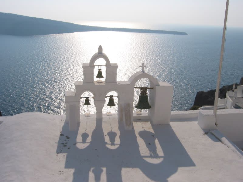 <b>Santorini, Grecia </b><br>La uniforme arquitectura de casas pintadas de blanco de este mítico destino griego desciende por la ladera de un antiguo cráter volcánico como una cascada de cal, salpicada por el color de las buganvillas y las cúpulas azules de las iglesias. El otro encanto de Santorini es su gran variedad de diversiones: exquisitos vinos, playas negras, rojas y blancas y sitios arqueológicos de la época prehistórica. <a href="http://www.flickr.com/photos/derrickdyng/" rel="nofollow noopener" target="_blank" data-ylk="slk:Derrickting;elm:context_link;itc:0;sec:content-canvas" class="link ">Derrickting</a>/Flickr