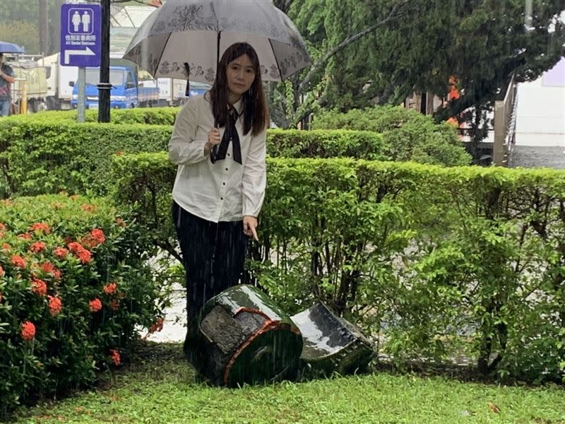 台北市議員陳怡君跑公祭行程意外碰到一殯的磚塊雨。（圖／陳怡君辦公室提供)