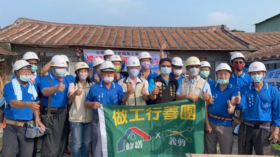 勞工局做工行善團前往鹽水為弱勢房屋修繕，勞工局長王鑫基（左五）到場感謝志工的付出。（勞工局提供）