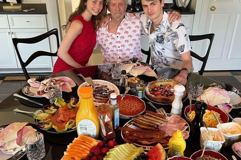 Michael Douglas celebrando el Día del padre junto a sus hijos