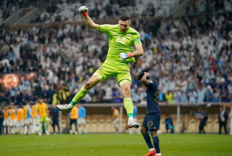 La alegría de Emiliano 'Dibu' Martínez tras atajar el penal de Kingsley Coman en la final del Mundial