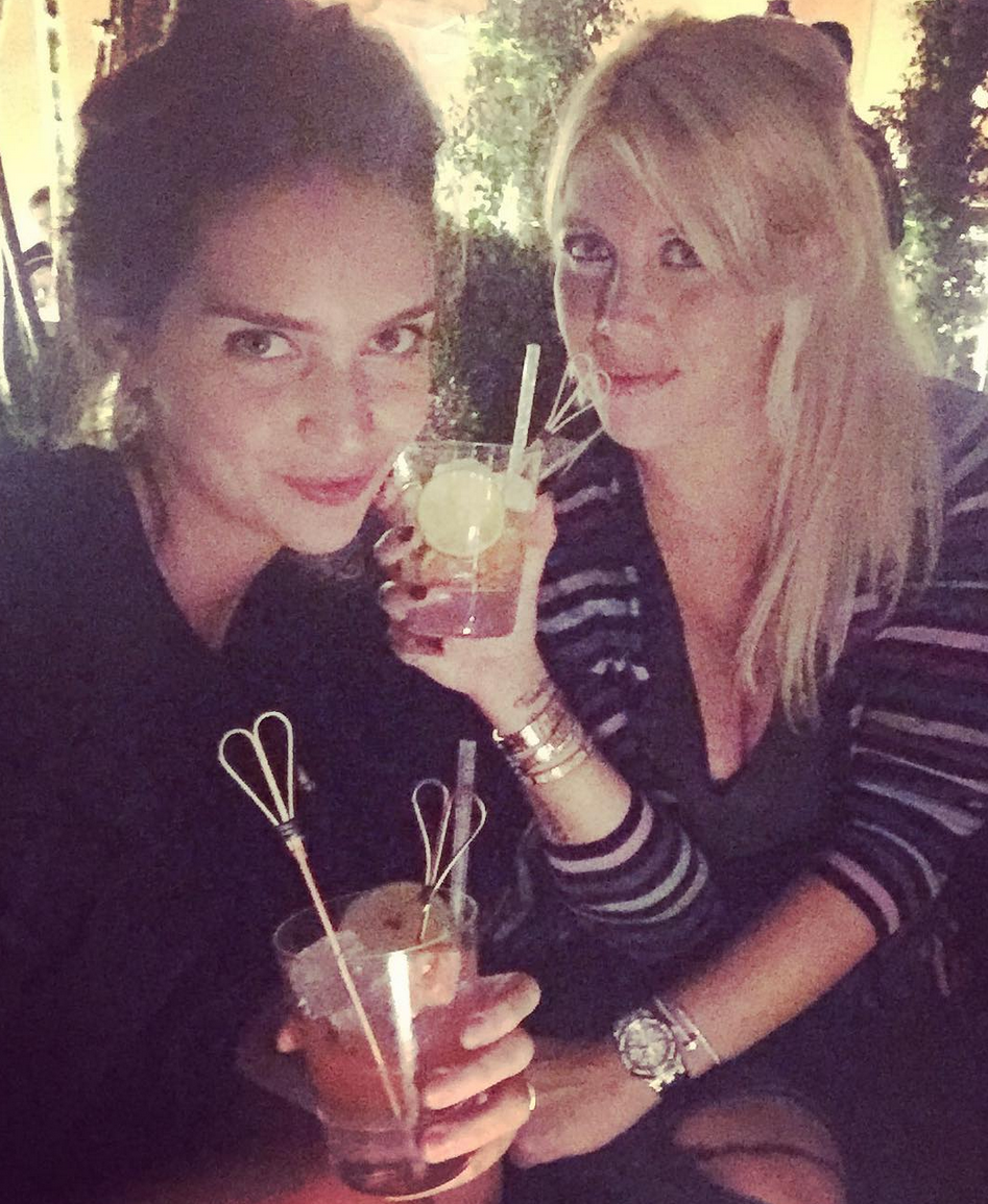 Reencuentro. Las hermanas Nara fueron con sus hombres, Jakob von Plessen y Mauro Icardi, a tomar unos tragos al lujoso hotel Mandarin Oriental, de Milán. - Foto: Instagram.com/zaira.nara