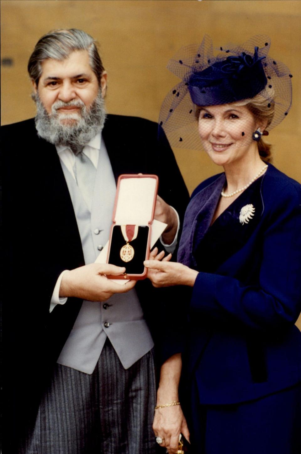 Sir Eddie Kulukundis with Susan Hampshire at his investiture at Buckingham Palace in 1998 - Clive Howes/ANL/Shutterstock