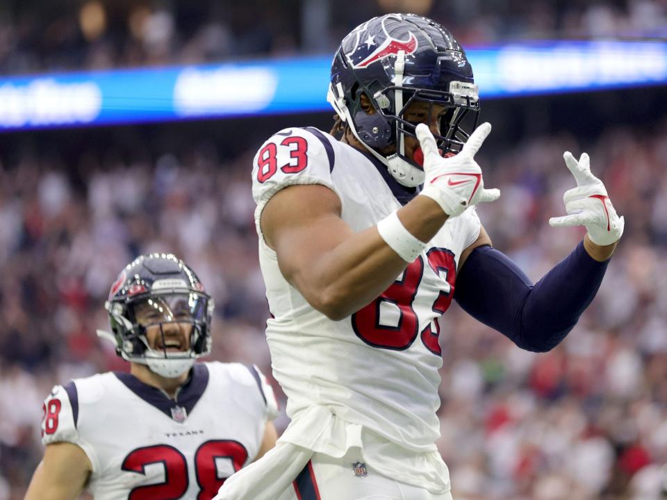 O.J. Howard celebrates a touchdown against the Indianapolis Colts.