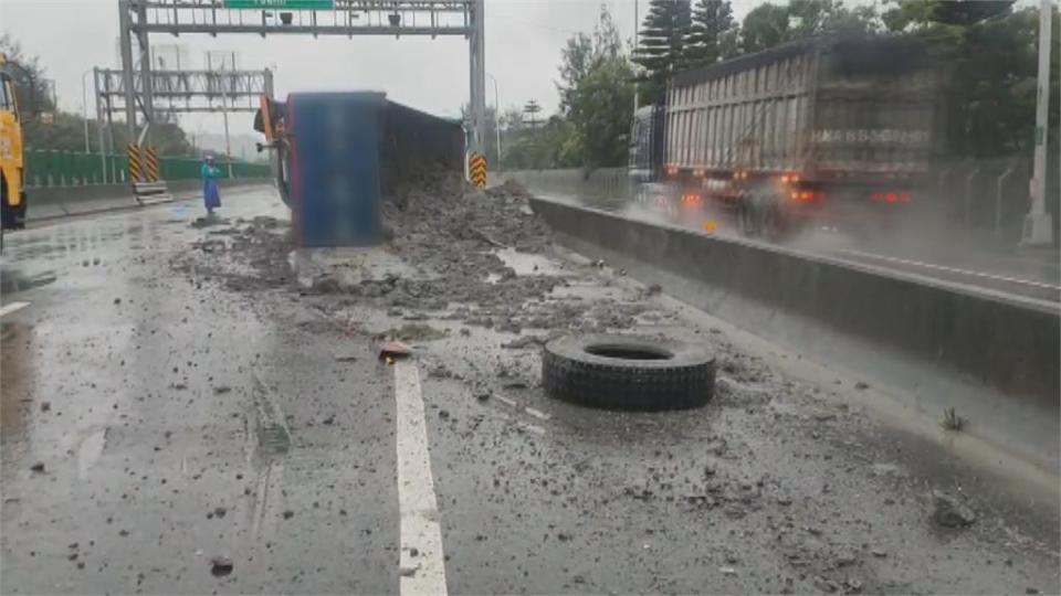 雲林液態氮槽車翻落高架橋　苗栗聯結車翻覆